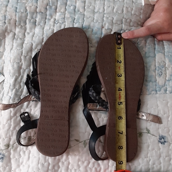 Van's - Picture 2 of 2